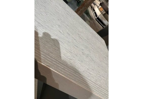 Wonderland nachtkastje grijs gebeitst hout met glas